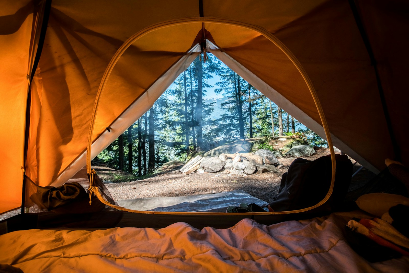 Tent in de natuur met warm buitengevoel